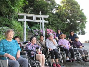 住吉神社の鳥居の前で集合写真