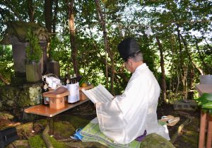 甲佐神社の宮司様による神事