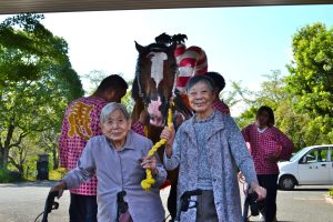 ご利用者と飾り馬の記念撮影