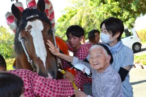 飾り馬と触れ合うご利用者